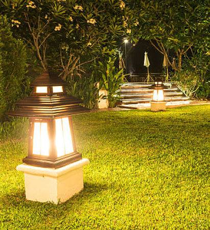 Outdoor lighting company - custom backyard lighting.